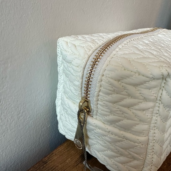 Vince Camuto Rippled Cream Cosmetic Bag With Gold Zipper Pink Interior NWT - Picture 6 of 9